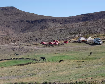 DSC_0748 Deuxième bivouac, qui fait aussi partie de Tissouitine, à 2440 m : comme à chaque étape, tout est monté quand nous arrivons.