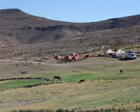 DSC_0748 Deuxième bivouac, qui fait aussi partie de Tissouitine, à 2440 m : comme à chaque étape, tout est monté quand nous arrivons.