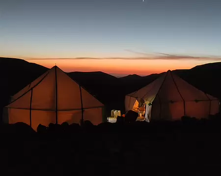 DSC_0752 Jour 4, 8 octobre. De Tissouitine vers le Mont Siroua (3305 m) par les crêtes puis descente jusqu'à Azib Iriri. De bon matin, après le petit déjeuner : la tente...