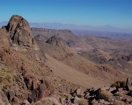 DSC_0767 Nous approchons du Siroua, et plus rares se font les vertes vallées. En regardant vers le nord, le Siroua à gauche, les sommets jumeaux de Tikniouine, puis la...