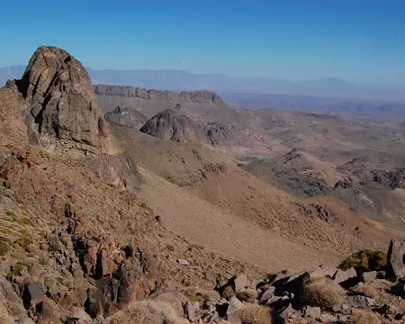 DSC_0767 Nous approchons du Siroua, et plus rares se font les vertes vallées. En regardant vers le nord, le Siroua à gauche, les sommets jumeaux de Tikniouine, puis la...