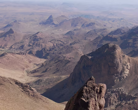 DSC_0768 Au pied du Siroua, vue en direction de Ouarzazate, au nord est. On ne le voit pas sur la photo mais à l'œil nu on distingue le soleil se reflétant dans le...