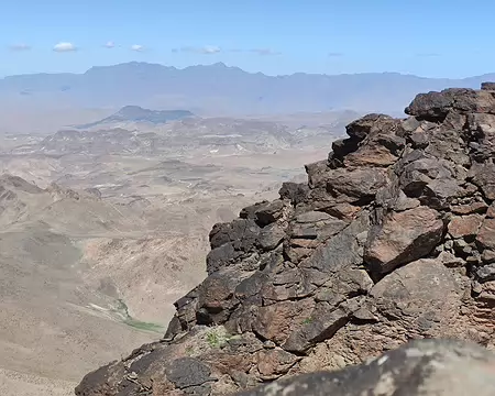 DSC_0771 Du Siroua, vue sur la chaine du Haut Atlas, dont le sommet, au centre sur la photo, est le Toubkal (4167 m), et par là, le plus haut sommet d'Afrique du Nord.