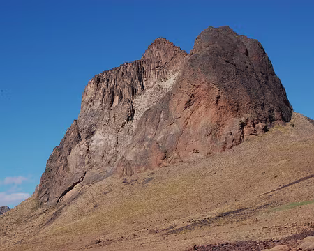 DSC_0772 Nous passons au pied du volcan Tikniouine (2905 m) et ces roches différement sculptées par les éruptions.