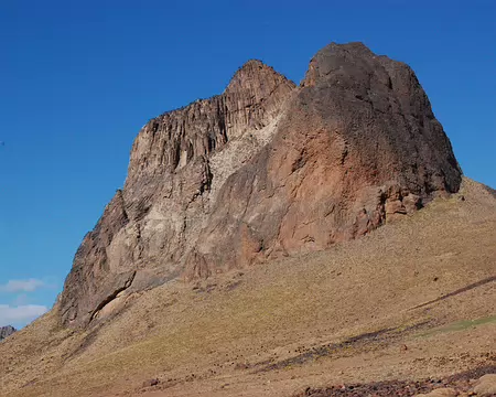 DSC_0772 Nous passons au pied du volcan Tikniouine (2905 m) et ces roches différement sculptées par les éruptions.
