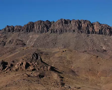 DSC_0773 Nous longeons un mur d'orgues basaltiques, l'Amzdour (3002 m).