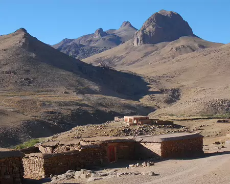 DSC_0780 ... sa mosquée, surplombée par le Siroua au centre, caché en partie par le piton jumeau du volcan Tikniouine à droite.