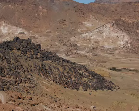 DSC_0785 Une coulée noire de roches volcaniques coupe le paysage, nous arrivons à Azib Amassine qui se confond avec la montagne.