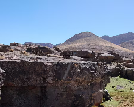 DSC_0791 La table du déjeuner est mise, avec l'apéritif : non, pas le pastis de Christian, mais le thé à la menthe.