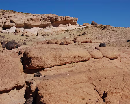 DSC_0810 Dans le massif de l'Afachtal, quelques bombes volcaniques (rochers vaguement sphériques noirs) au milieu de concrétions de grés.