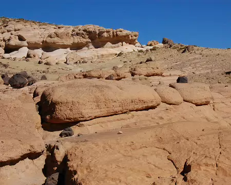 DSC_0810 Dans le massif de l'Afachtal, quelques bombes volcaniques (rochers vaguement sphériques noirs) au milieu de concrétions de grés.