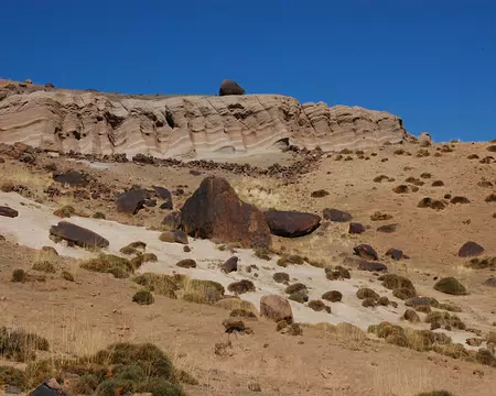 DSC_0814 Toujours dans l'Afachtal, des couches de sédiments de composition différentes se sont accumulées là il y a bien longtemps.