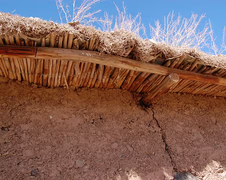 DSC_0822 Détail d'un toit de Taouyalte, le village au pied de la falaise (d'aprés Google Maps). Les murs des bergeries sont généralement édifiées à la base avec des...