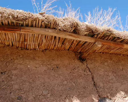 DSC_0822 Détail d'un toit de Taouyalte, le village au pied de la falaise (d'aprés Google Maps). Les murs des bergeries sont généralement édifiées à la base avec des...