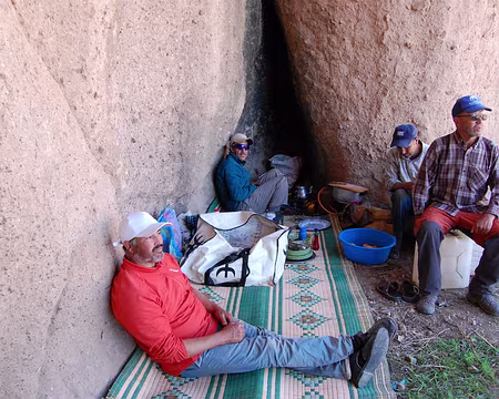 DSC_0824 Notre équipe logistique au pied de la falaise : notre guide Ahmed, à droite, secondé par les deux muletiers et le cuisinier au fond.