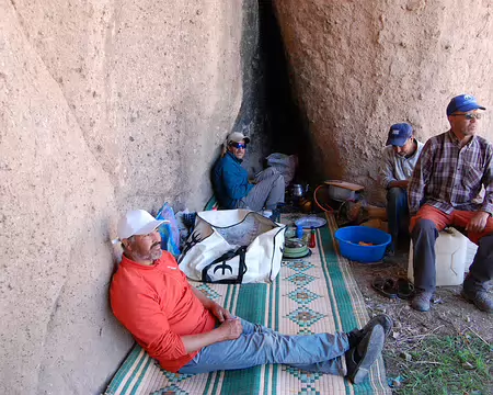 DSC_0824 Notre équipe logistique au pied de la falaise : notre guide Ahmed, à droite, secondé par les deux muletiers et le cuisinier au fond.