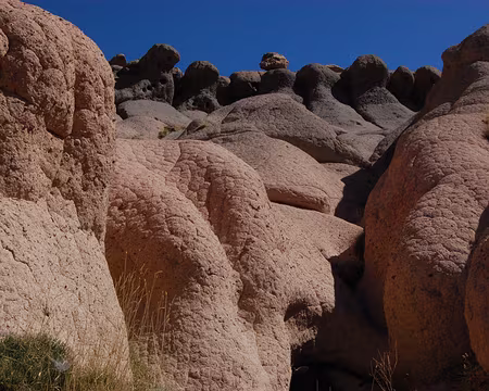 DSC_0826 La falaise de grés de Tamanart dans sa verticalité toute relative, mais toute en rondeurs.