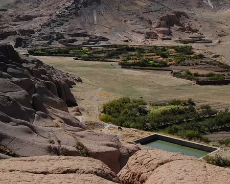 DSC_0833 Vu du plateau, le village de Taouyalte avec ses bergeries et ses vergers, et le réservoir dédié au verger.