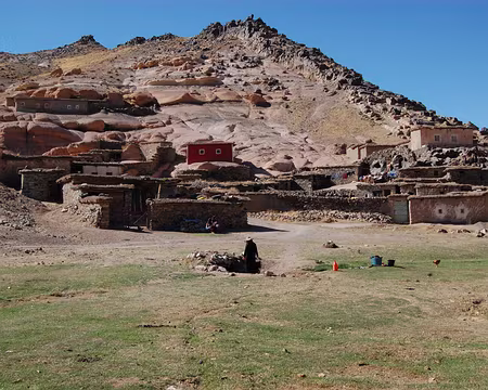 DSC_0837 Toujours à Taouyalte, une lessive sèche au fond pendant que l'autre est en cours dans une cavité creusée dans l’oued.