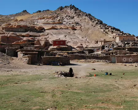 DSC_0837 Toujours à Taouyalte, une lessive sèche au fond pendant que l'autre est en cours dans une cavité creusée dans l’oued.