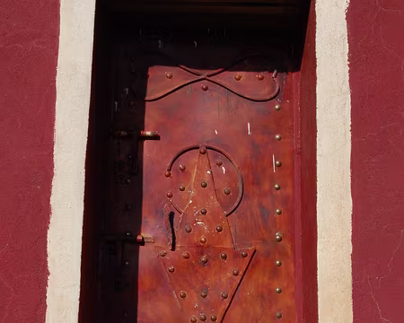 DSC_0842 A Tiddas, une porte décorée avec le symbole de la fibule. La fibule est cet élément métallique qui sert à maintenir fermé la cape des femmes. C'est un symbole...