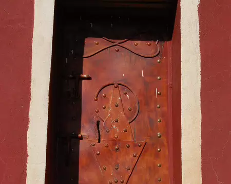 DSC_0842 A Tiddas, une porte décorée avec le symbole de la fibule. La fibule est cet élément métallique qui sert à maintenir fermé la cape des femmes. C'est un symbole...