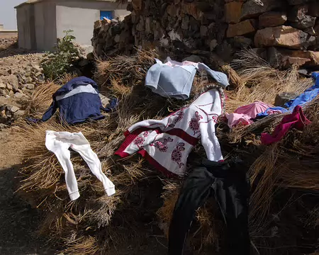 DSC_0849 Arrivée sur les hauteurs d’Amassine : le fil à linge ne doit pas résister au vent. Derrière à gauche, une petite plantation de figuiers.