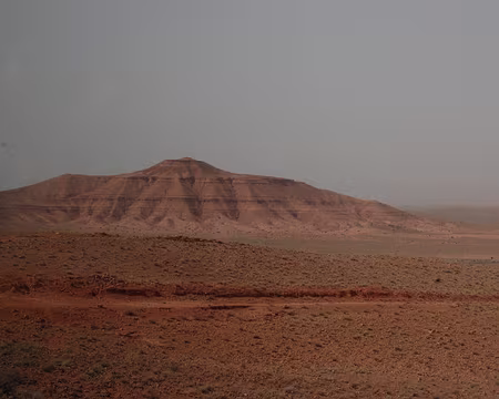 DSC_0853 ... et une colline bien érodée.