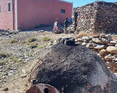 20251007_102658-01 Four à pain. La maison rose est une construction type post-tremblement de Terre de 2023.