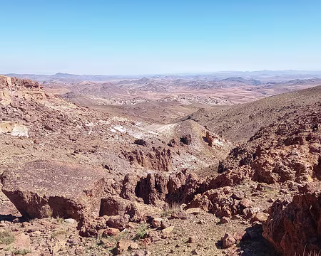 20251007_120007-01 Vue vers les villages et Ouarzazate dont on voit briller la centrale solaire.