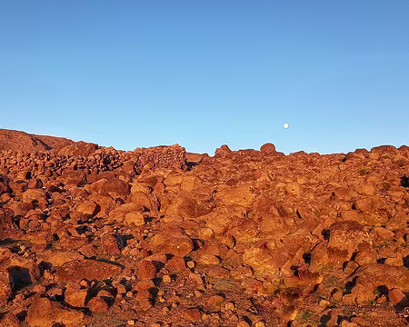 20251008_073744-01 Mer. 8 oct. 2025. 7h40. Coucher de pleine lune, la nuit était très claire. On peut dormir à la belle étoile avec un bon duvet.