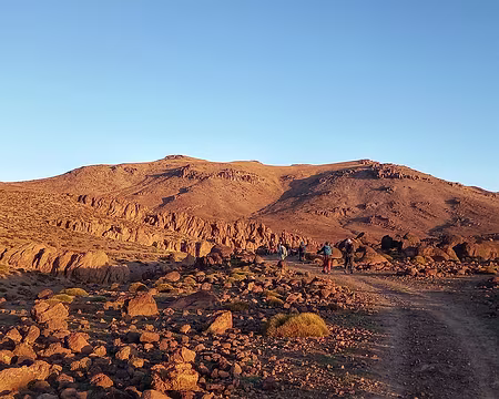 20251008_074057-01 Départ vers le sommet du Siroua à 3304 m. L'air est très sec, pas de rosée le matin sur le duvet.