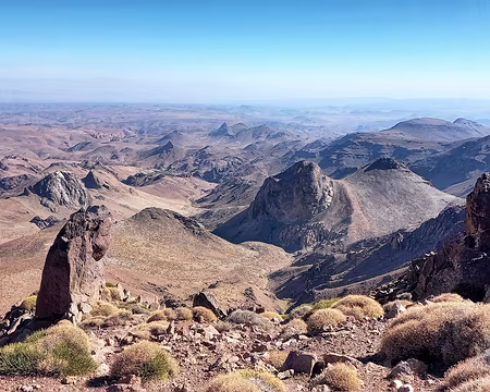 20251008_102639-01 Pause photos à 3100 m. Vers l'ouest : un beau vallon aux pieds de l'Asrir n'Tassirwat (devant) et de l'Aghigha 3041 m, caché à droite.