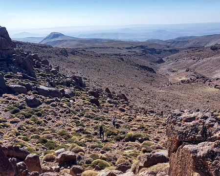 20251008_102726-01 La montée assez douce (vue sud). Les bergers montent jusqu'ici (enclos et troupeaux présents).