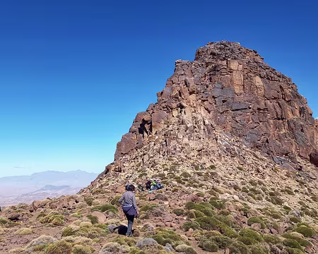 20251008_113549-01 Au pied du Siroua à 3210 m, un berger et ses 2 ânes. Le Siroua est un volcan écroulé entouré de vallées et de pitons.