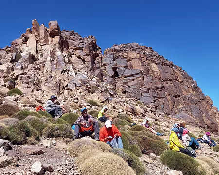 20251008_124921-01 Pique-nique au pied du Siroua à l'abri du vent glacial. Pour l'ascension finale il vaut mieux s'équiper d'une corde.