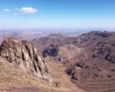 20251008_133121-01 Le piton devant le Siroua, le rognon de l'Azrir n'Tassiwart et l'Aghigha 3041 m à droite.