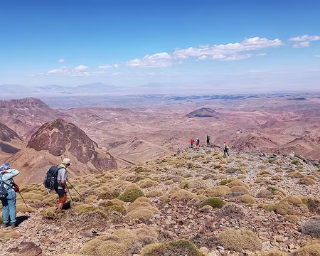20251008_134438-01 À gauche les Tikwinine (pitons jumeaux), la crête de l'Amzdour. À droite en bas les bergeries Azib n'Ouss.
