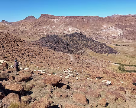 20251009_114146-01-01 Au fond, se confondant totalement avec la montagne, les Azibs Amassine.