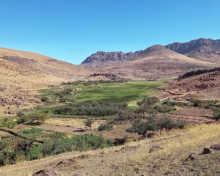 20251009_152557-01 De nombreuses sources coulent de l'Amzdour (3002 m au fond) au sud de la vallée vers les les Azibs N'Fdas et Amassine.