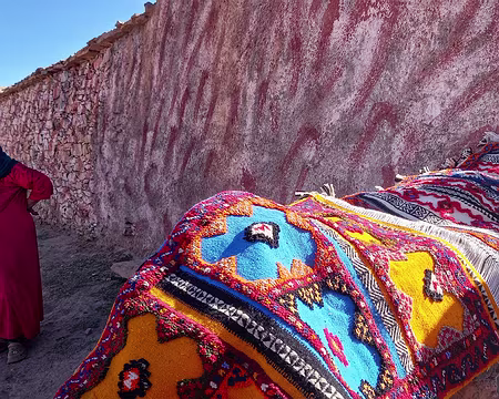 20251009_154329-01 Ce sont les femmes qui tissent et les hommes qui commercent. Couleurs safran et indigo. Une face été une face hiver en couverture.