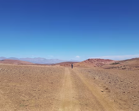 20251010_122642-01 Sur la piste menant au village d'Afechtal.