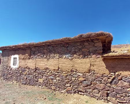 20251010_123722-01 Construction pierre et mortier, blocs de pisé de 50 cm d'épaisseur.