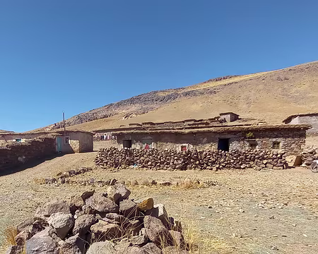 20251010_123846-01 Parfois on voit une moto circuler sur les pistes. Et les camions qui viennent ramasser les caisses de pommes.