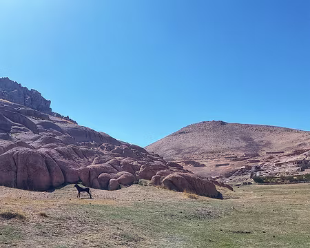 20251010_124501-01 Pause déjeuner à l'ombre de la falaise de grès rose d'Afechtal.