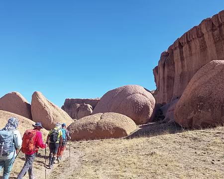 20251010_145038-01 On va passer au dessus par des grottes et cavités erodées par l'eau.