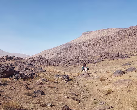 20251011_102736-01 Évidemment nous prenons les raccourcis des ânes et des chèvres.