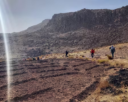20251011_104707-01 Après un collet à 2360 m, on descend par un sentier près d'un réservoir au fond de la gorge 2210 m.