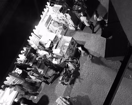 20251011_194000-01 La rue le soir vue du toit.