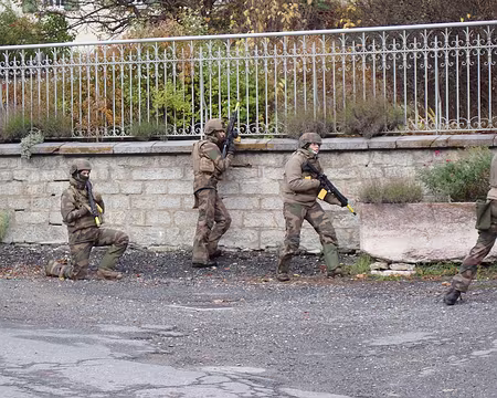 2025-10-26 09-41-35 Petite protection militaire pour notre arrivée